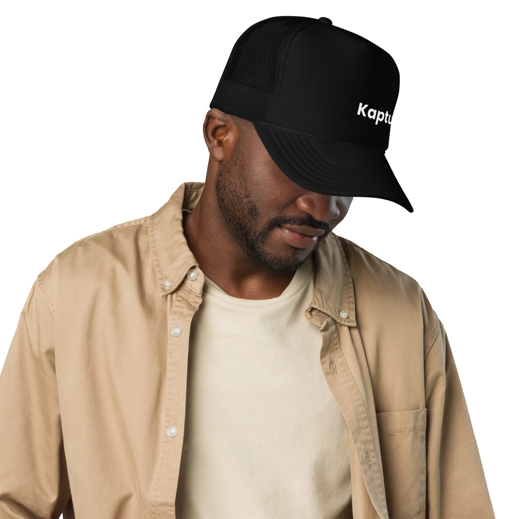 Kaptur Pool Hat black on man side view