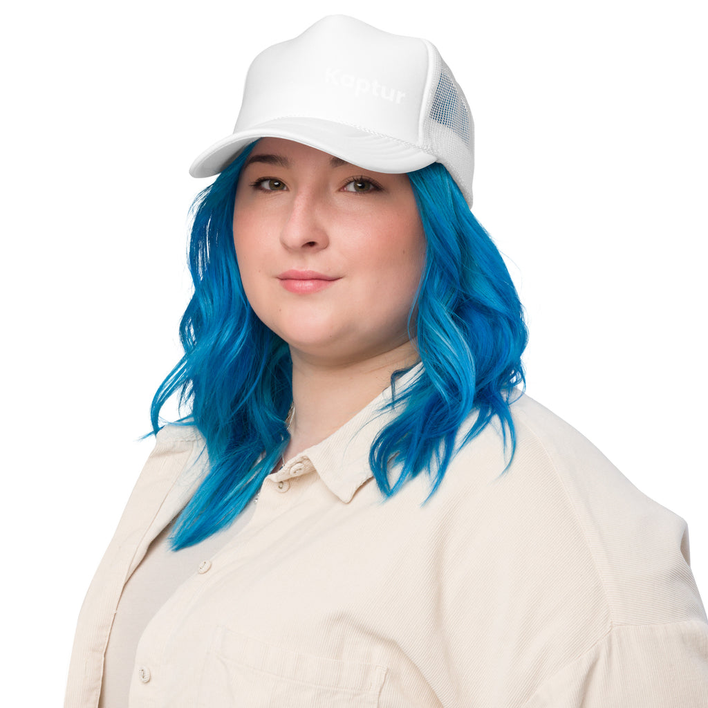 Kaptur Pool Hat white on woman front view